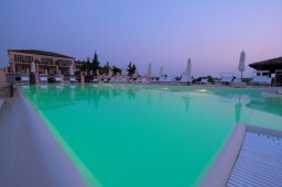 piscina con illuminazione rgb